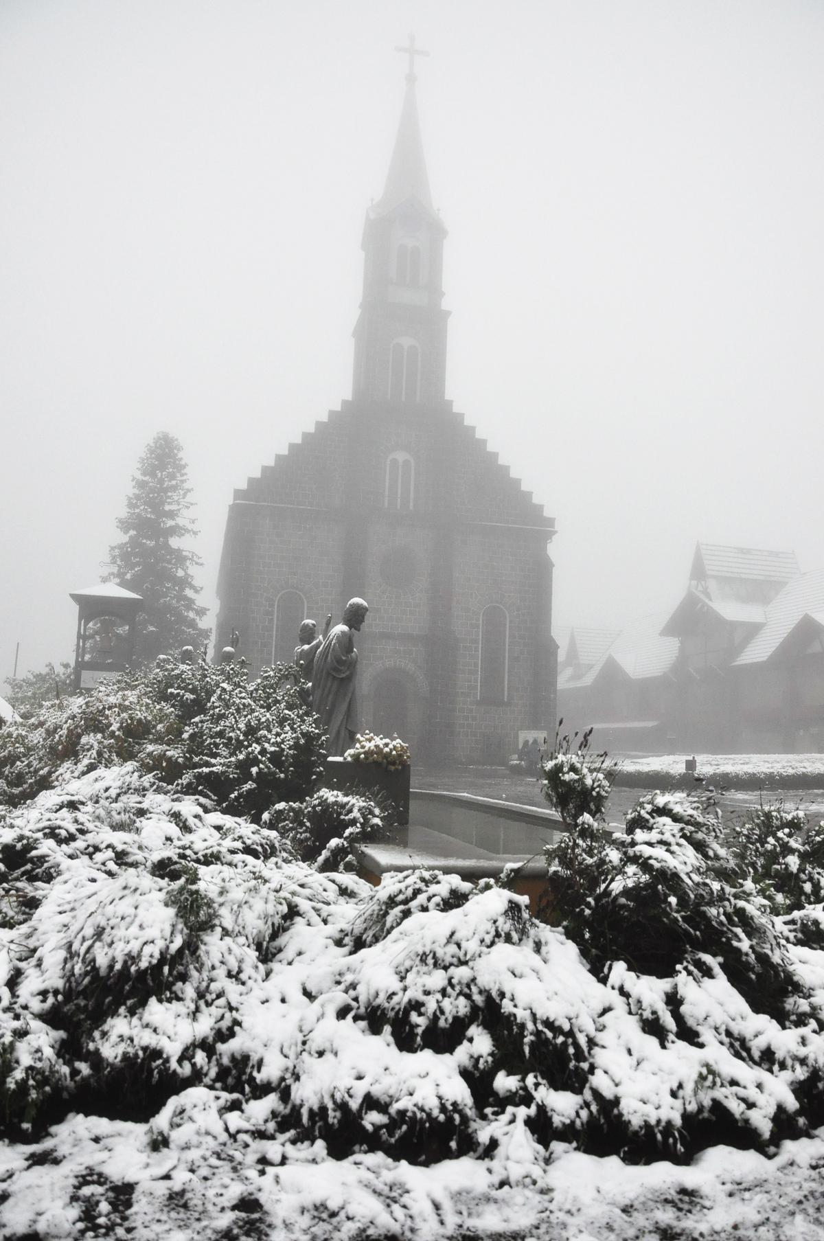 Crianças brincando alegremente em um parque de Gramado, cercadas por natureza exuberante e ambiente seguro, ilustrando o ideal para criar filhos.